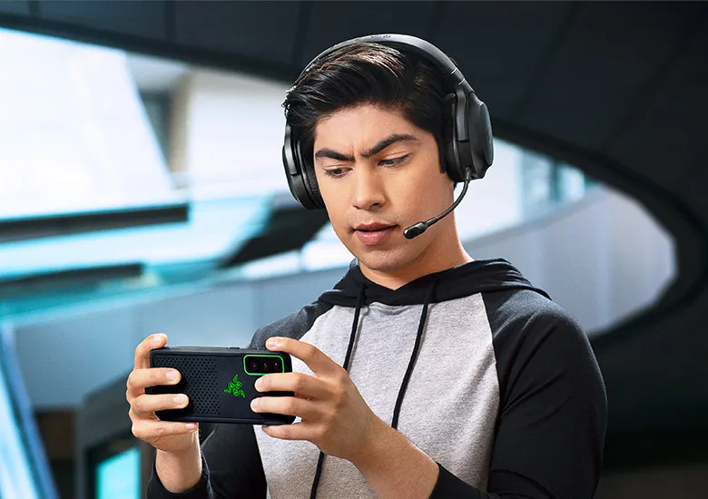 Razer Barracuda X 2022 со смартфоном