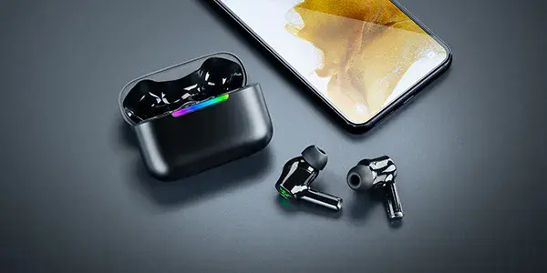 Razer Hammerhead V3 X HyperSpeed рядом со смартфоном
