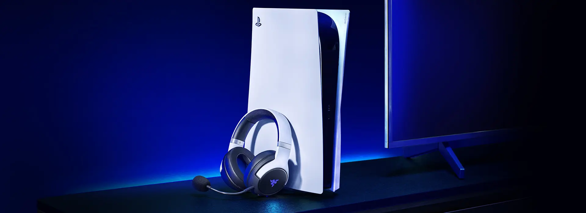 Razer Kaira Pro for PlayStation рядом с консолью PS5
