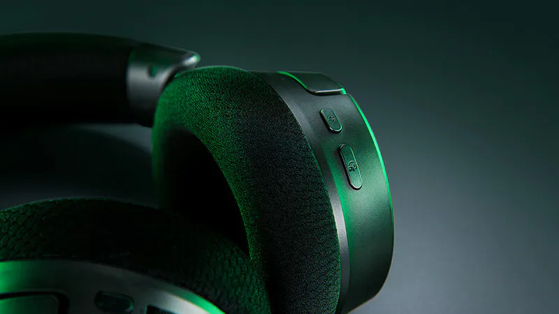 Органы управления Razer Kraken V4 на чашках