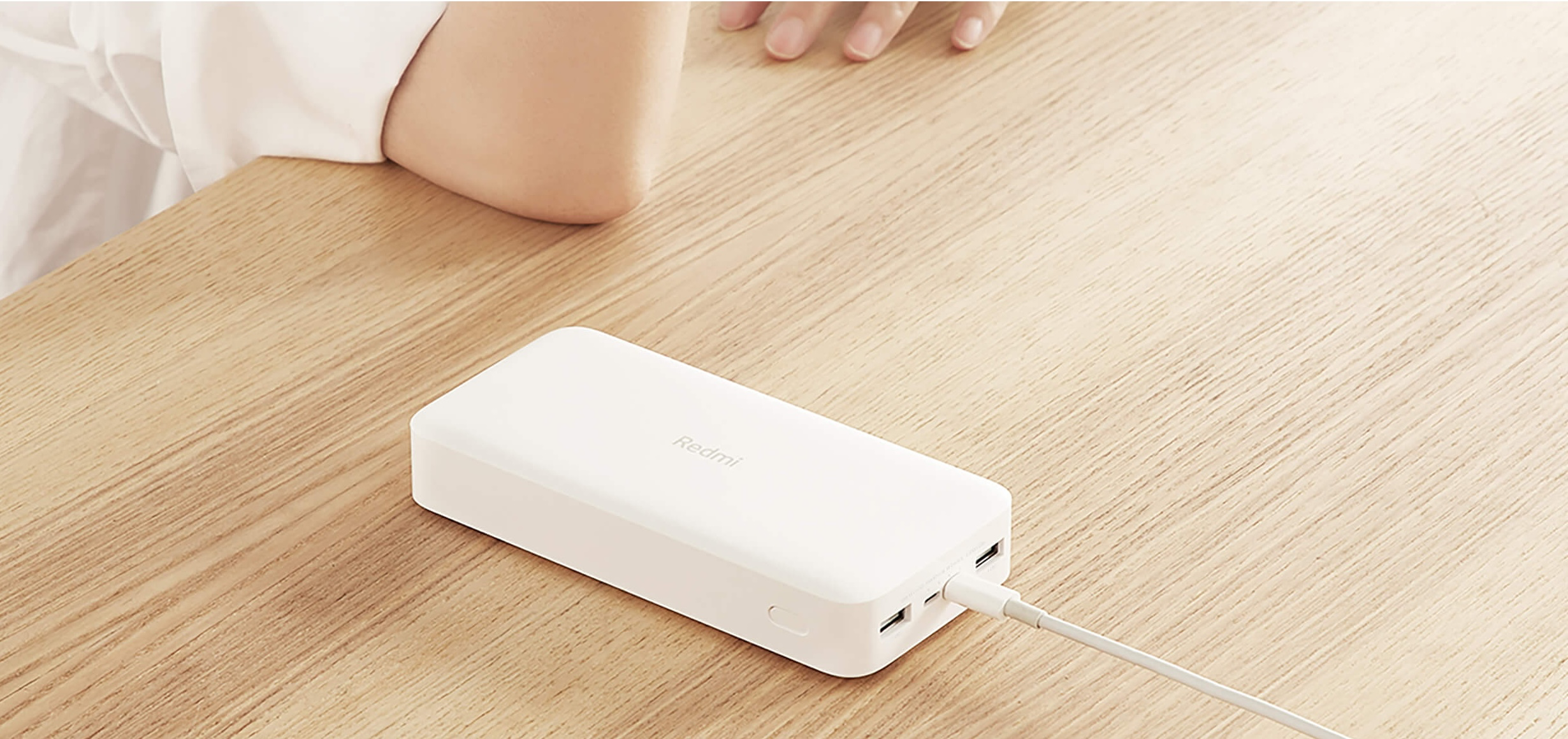 Xiaomi Redmi 20000mAh 18W заряджає пристрої на столі