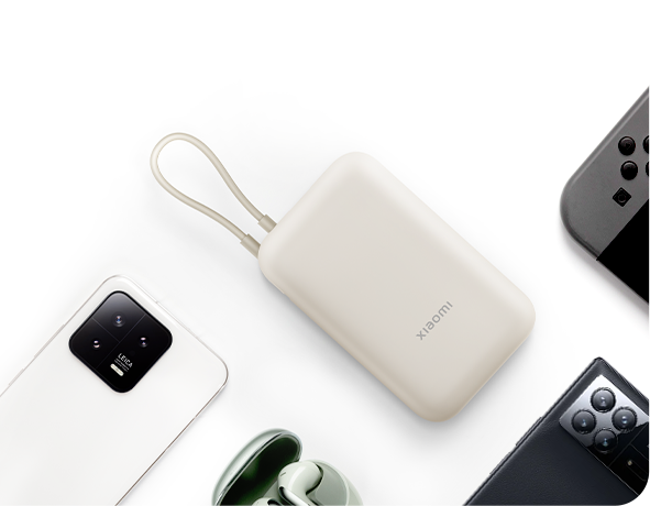 Xiaomi Power Bank поруч із портативними пристроями