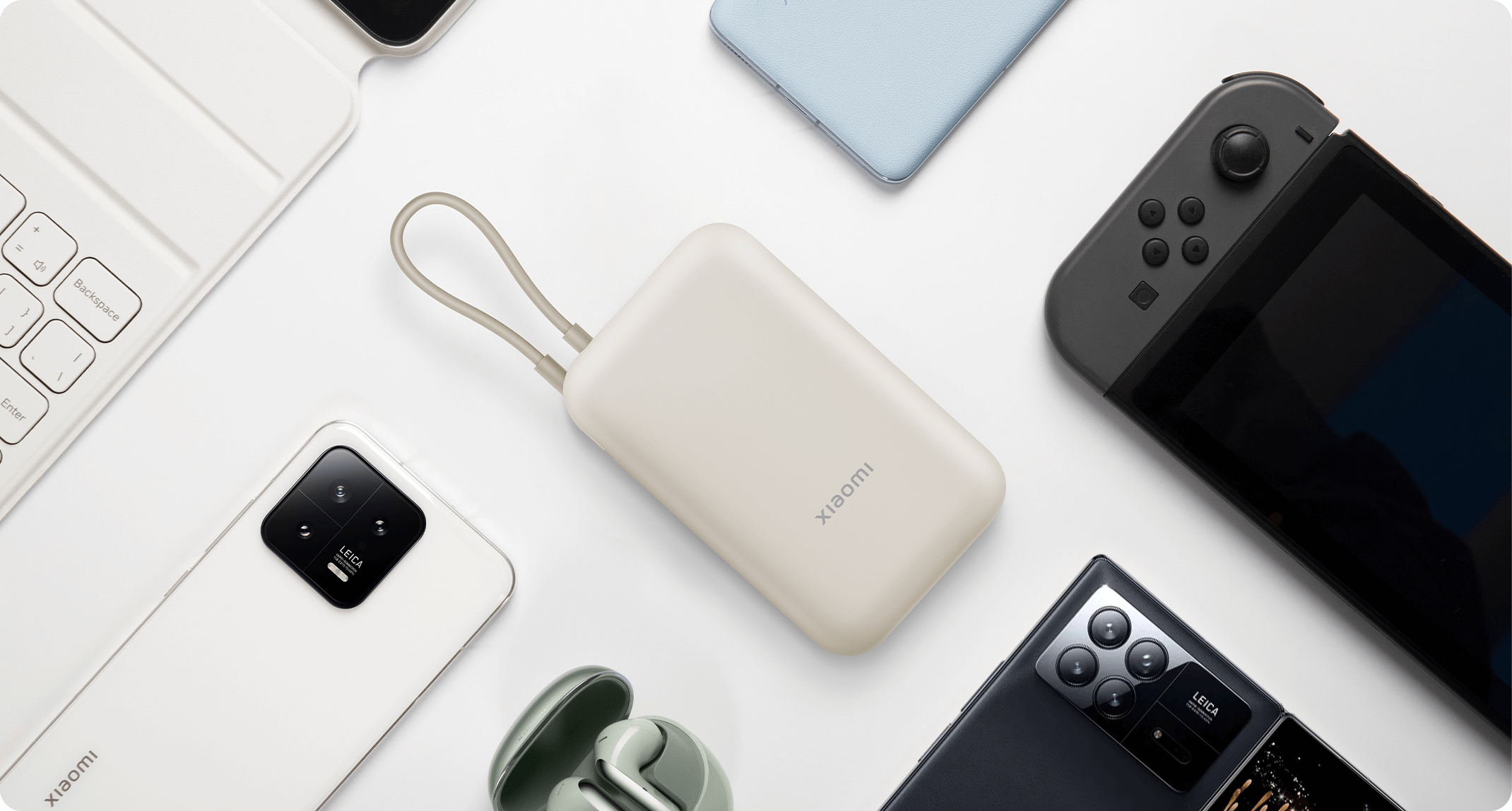 Xiaomi Power Bank поруч зі смартфонами та портативними пристроями