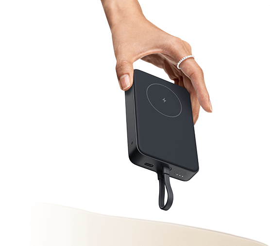 Компактный Xiaomi 33W Magnetic Power Bank 10000 в руке