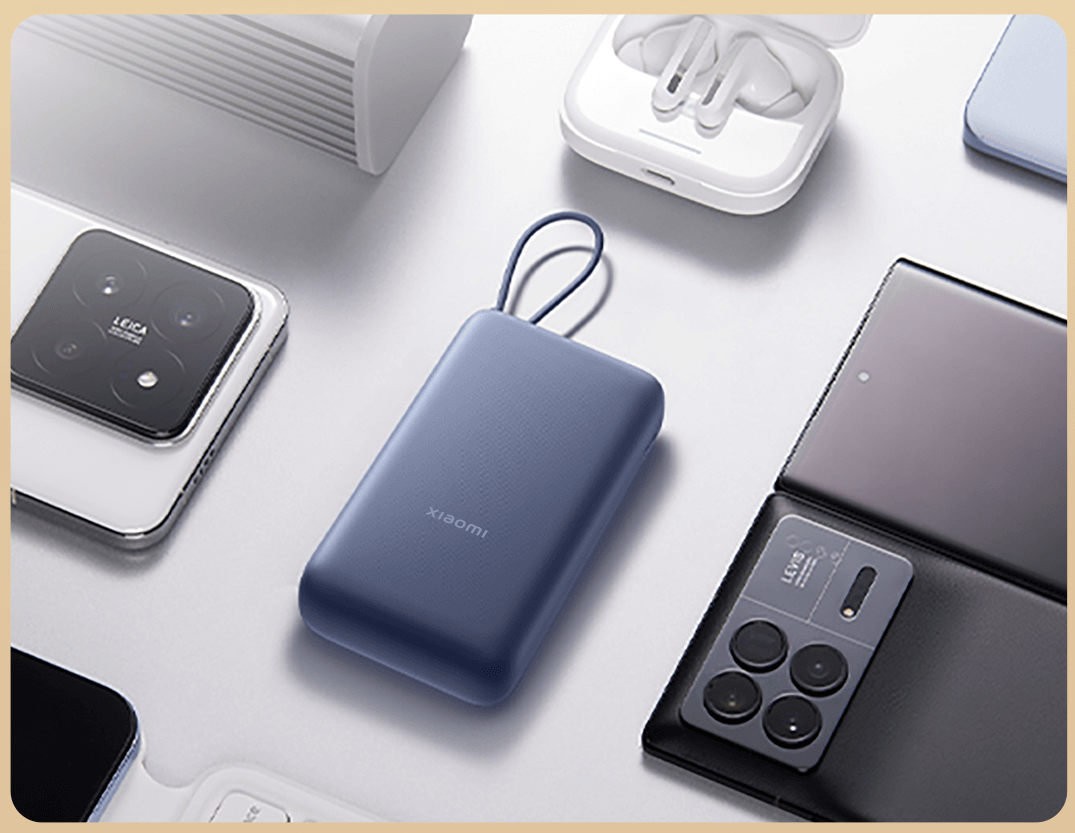 Xiaomi 33W Power Bank 20000mAh рядом с совместимыми мобильными устройствами