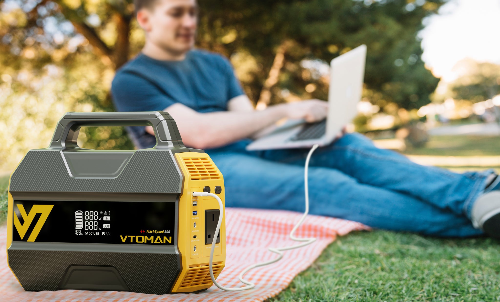 VTOMAN FlashSpeed 300 питает ноутбук на природе