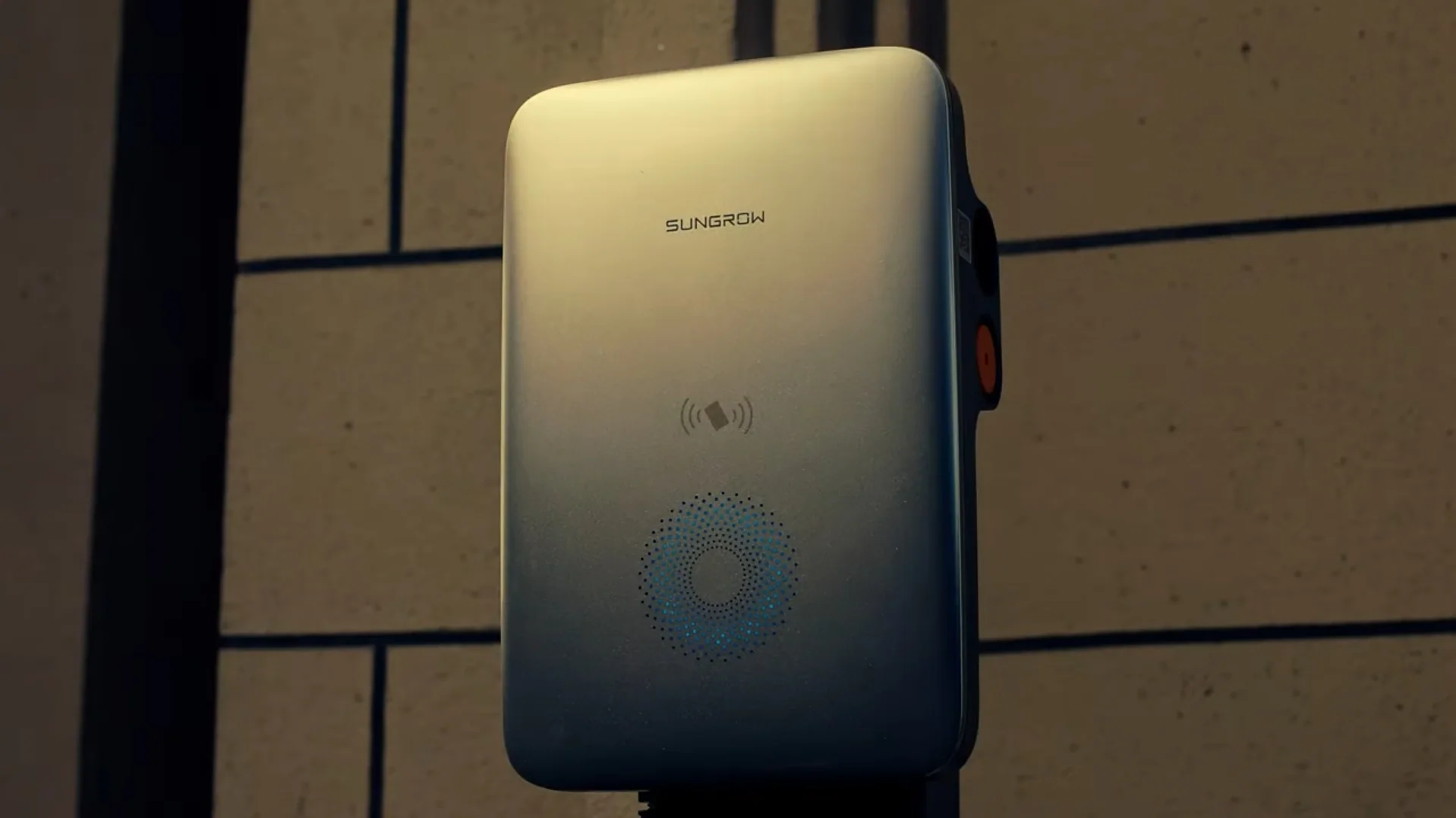 Зарядна станція Sungrow AC011E-01 на стіні