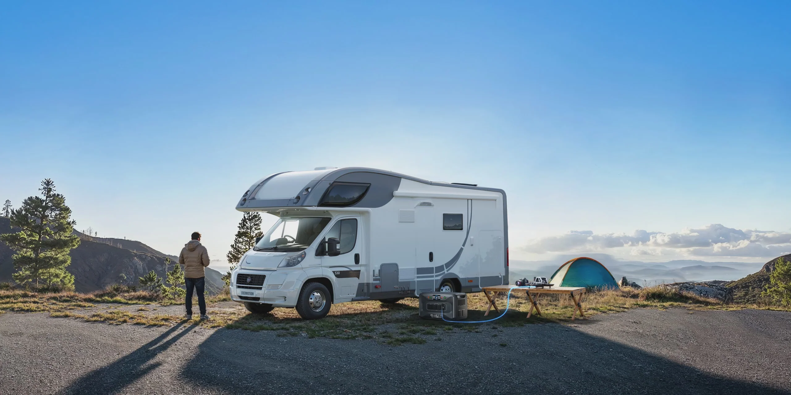 BLUETTI Apex 300 возле автодома