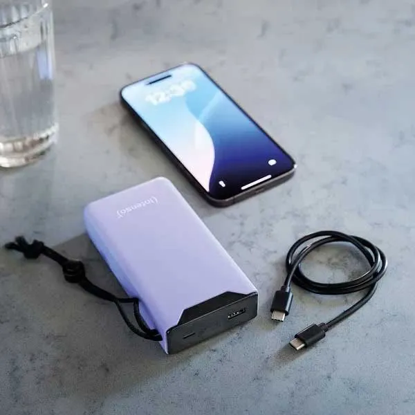 Intenso F20000 Purple со смартфоном на столе