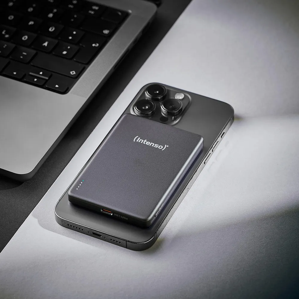 Intenso MW5000 Grey с магнитным креплением на смартфоне