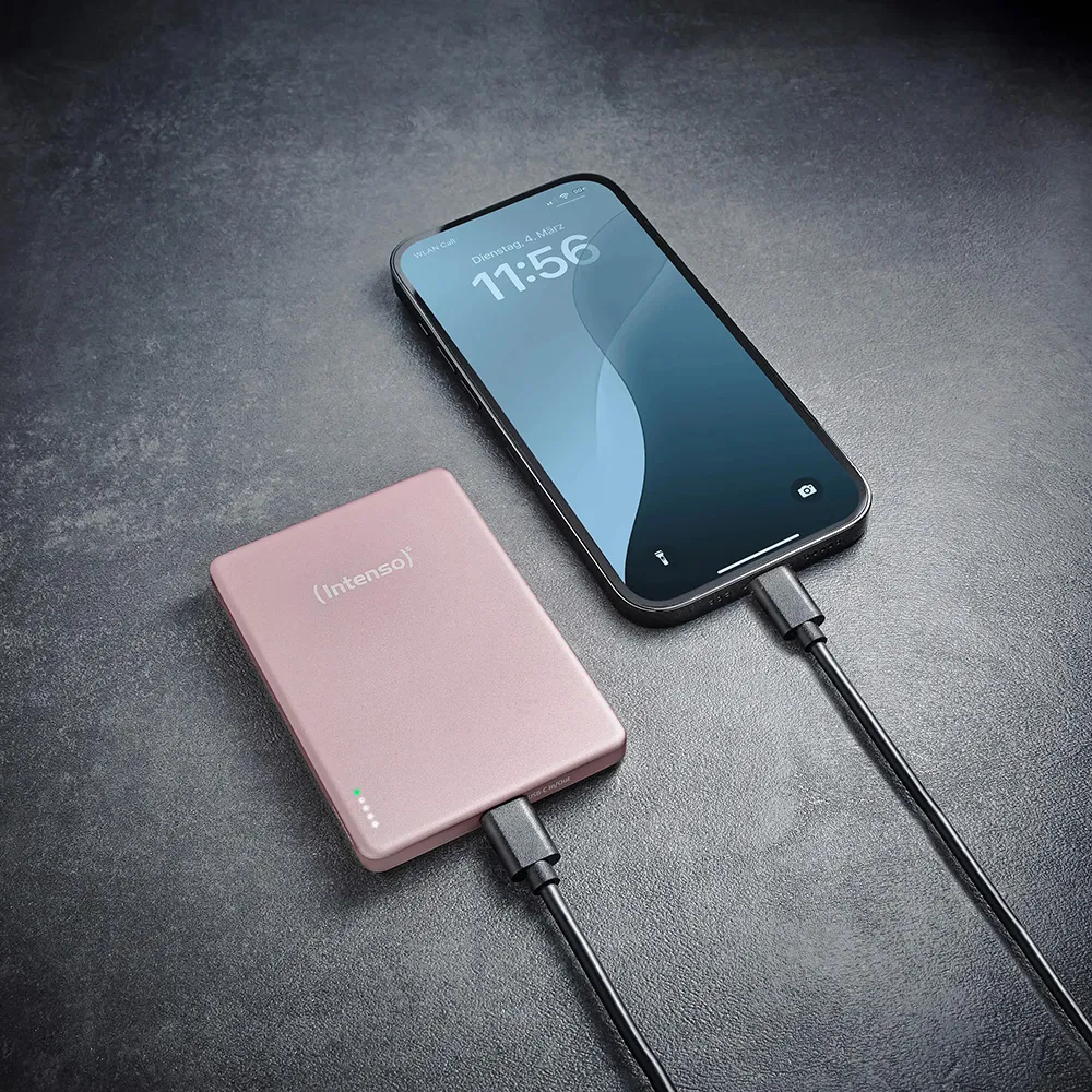 Intenso MW5000 Rose при зарядке смартфона по USB-C