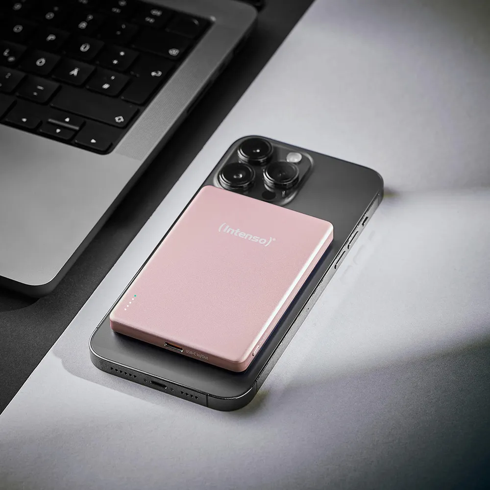 Intenso MW5000 Rose на смартфоне возле ноутбука