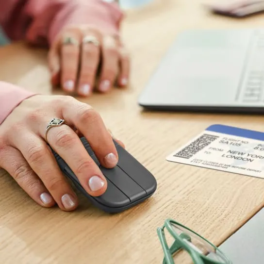 Работа с Logitech Mobi Fold Graphite за столом