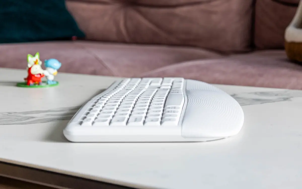 Профіль клавіатури Logitech MK880 Off-White з інтегрованою опорою для долонь