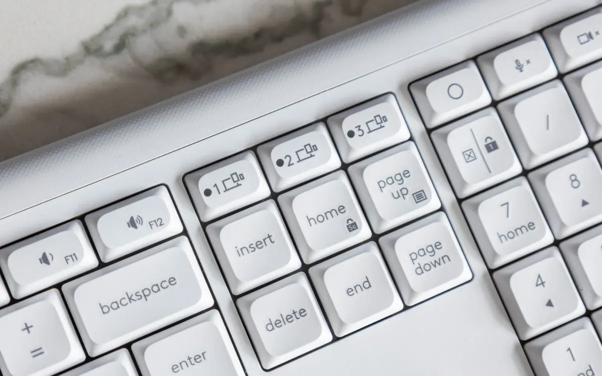 Клавіші Easy-Switch клавіатури Logitech MK880