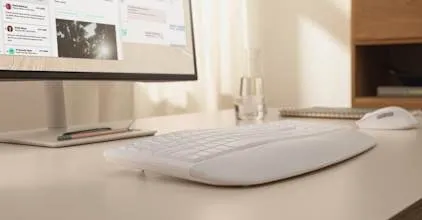 Logitech Signature Comfort Plus MK880 у робочому просторі