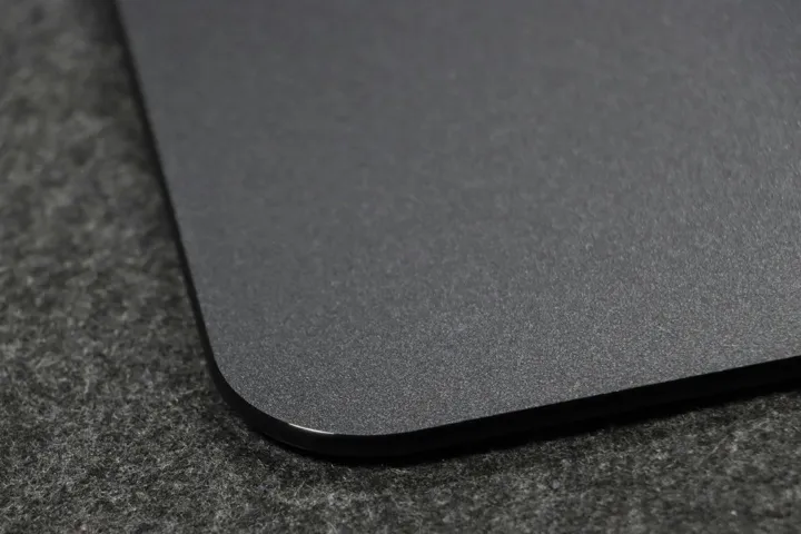 Закругленный край игровой поверхности Razer Atlas Black