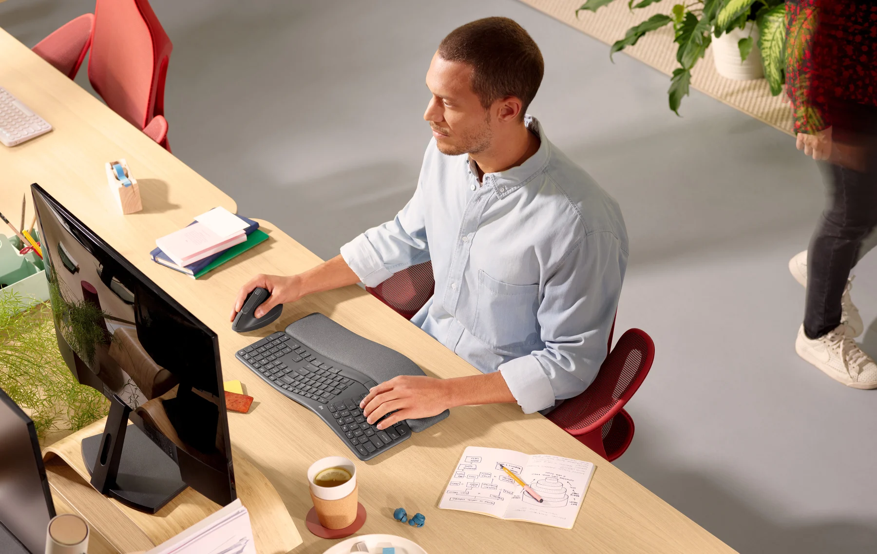 Logitech ERGO K860 на робочому столі