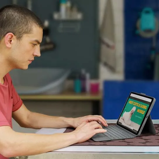 Logitech Combo Touch у робочому інтер'єрі