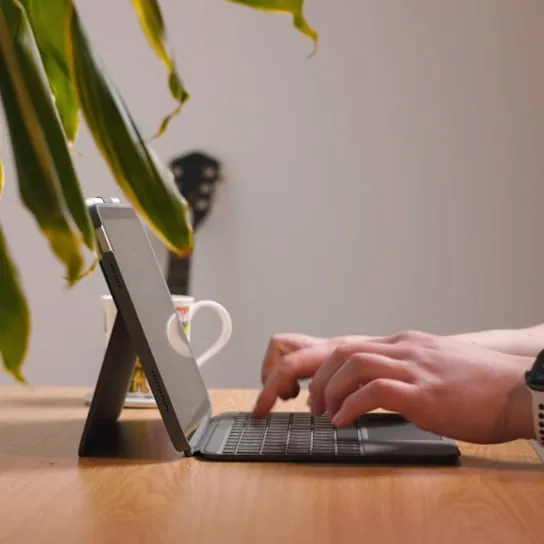 Logitech Combo Touch на робочому столі