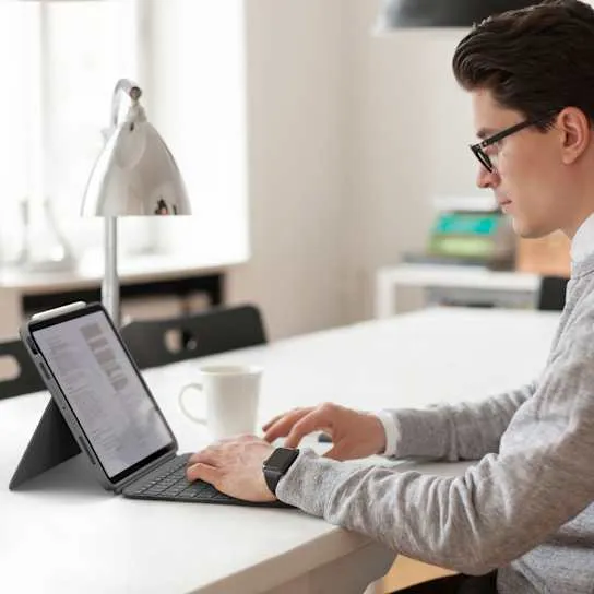 Работа с Logitech Combo Touch в интерьере