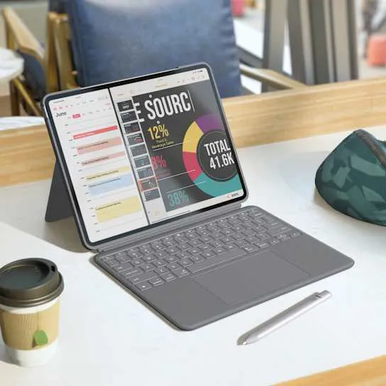 Logitech Combo Touch для iPad Air 13 на рабочем столе