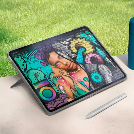 Logitech Combo Touch для iPad Air 13 в творческом сценарии
