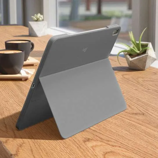 Задняя часть Logitech Combo Touch для iPad Air 13 в интерьере