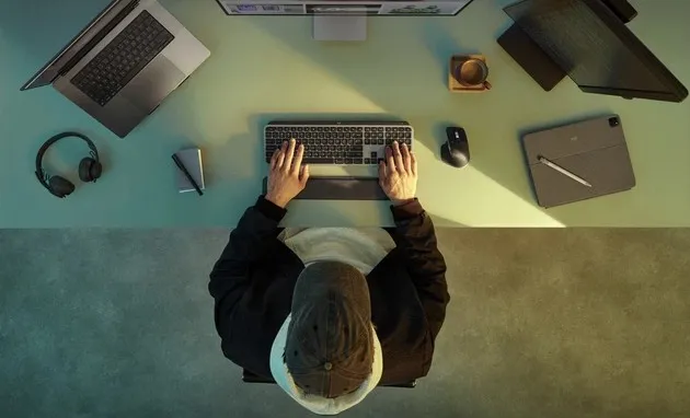 Logitech MX Keys S for Mac під кутом
