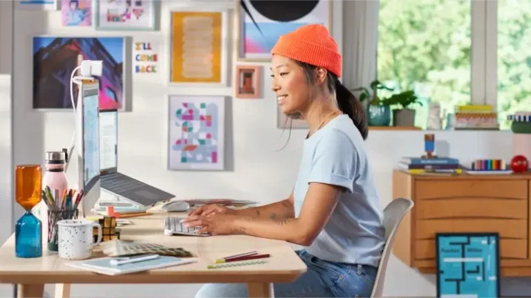 Logitech MX Keys Mini Rose на рабочем месте