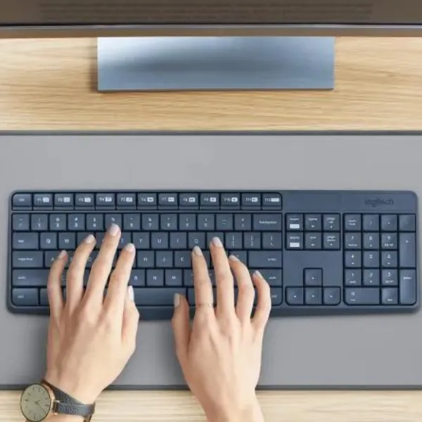 Полноразмерная клавиатура Logitech MK235 в работе