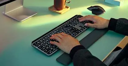 Робота на клавіатурі Logitech MX Keys S for Mac