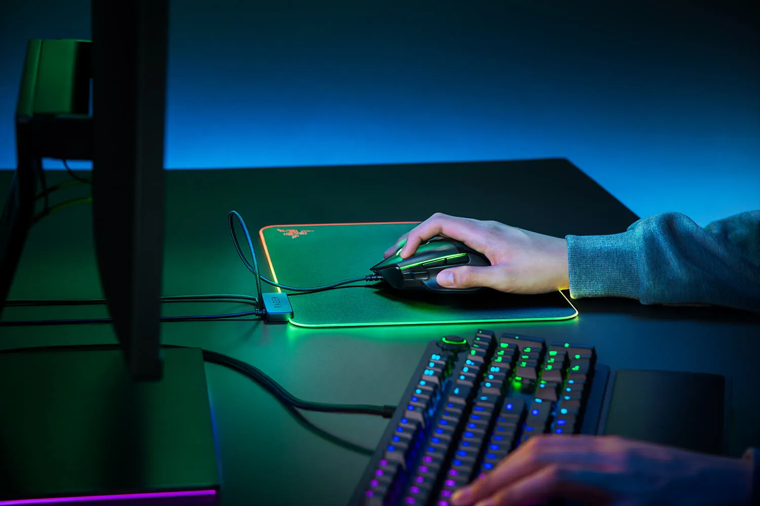 Razer Firefly V2 в ігровому сетапі