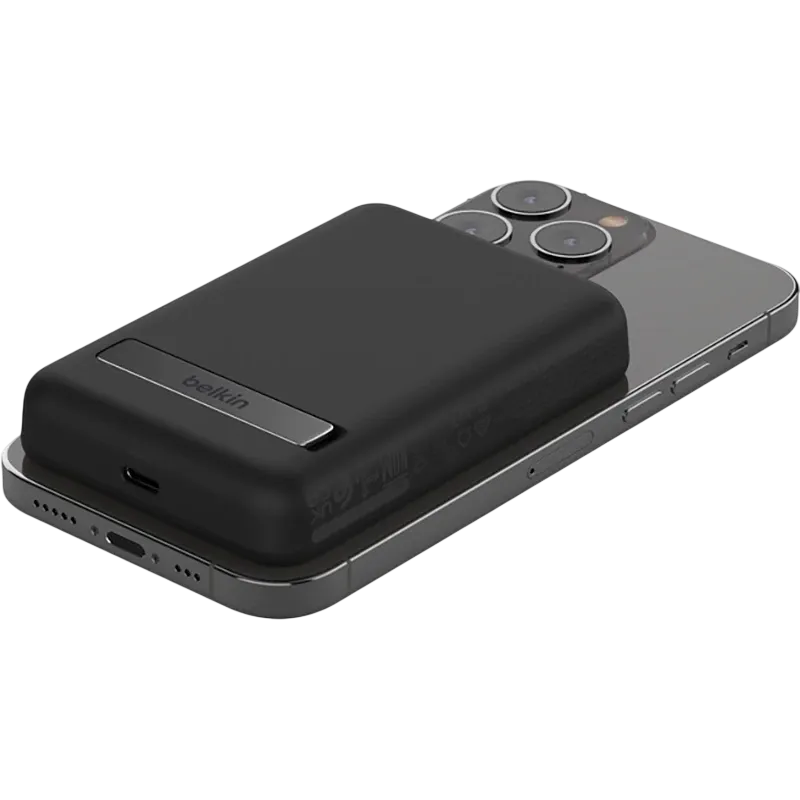 Belkin BoostCharge Magnetic Power Bank на iPhone