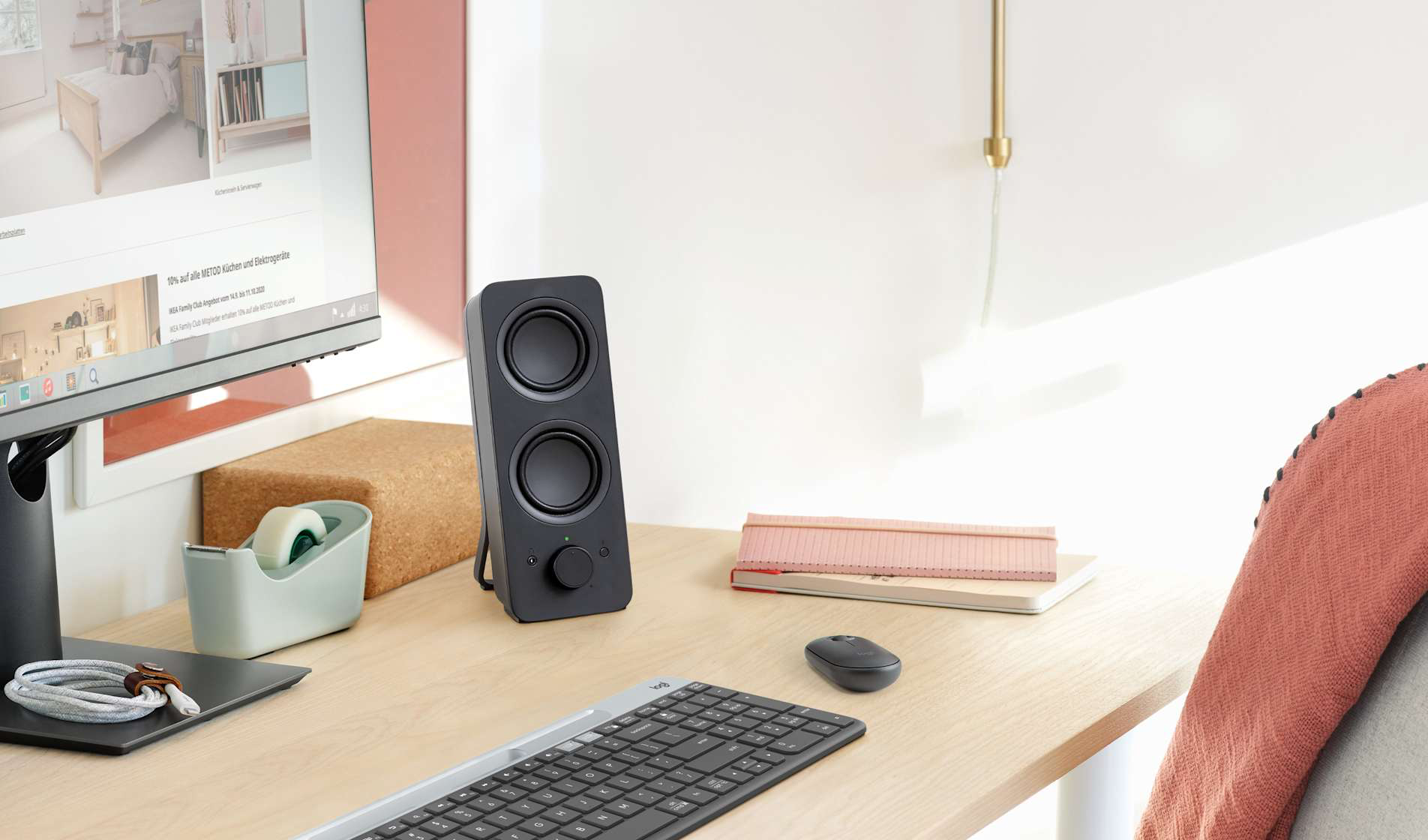Logitech Z207 Bluetooth на столе