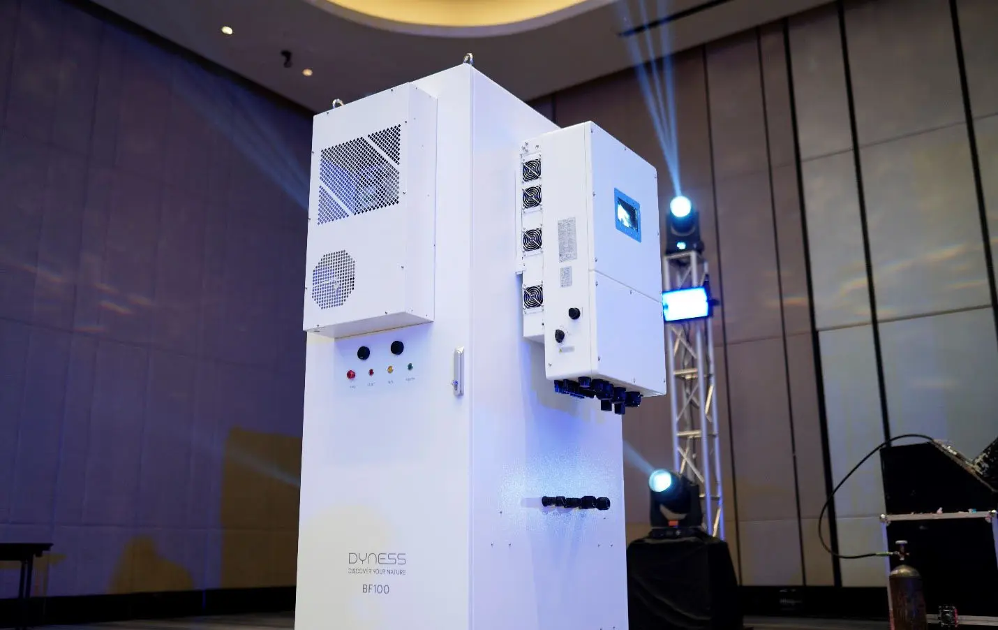 Презентационное фото Dyness BF100 с инверторным оборудованием Solis