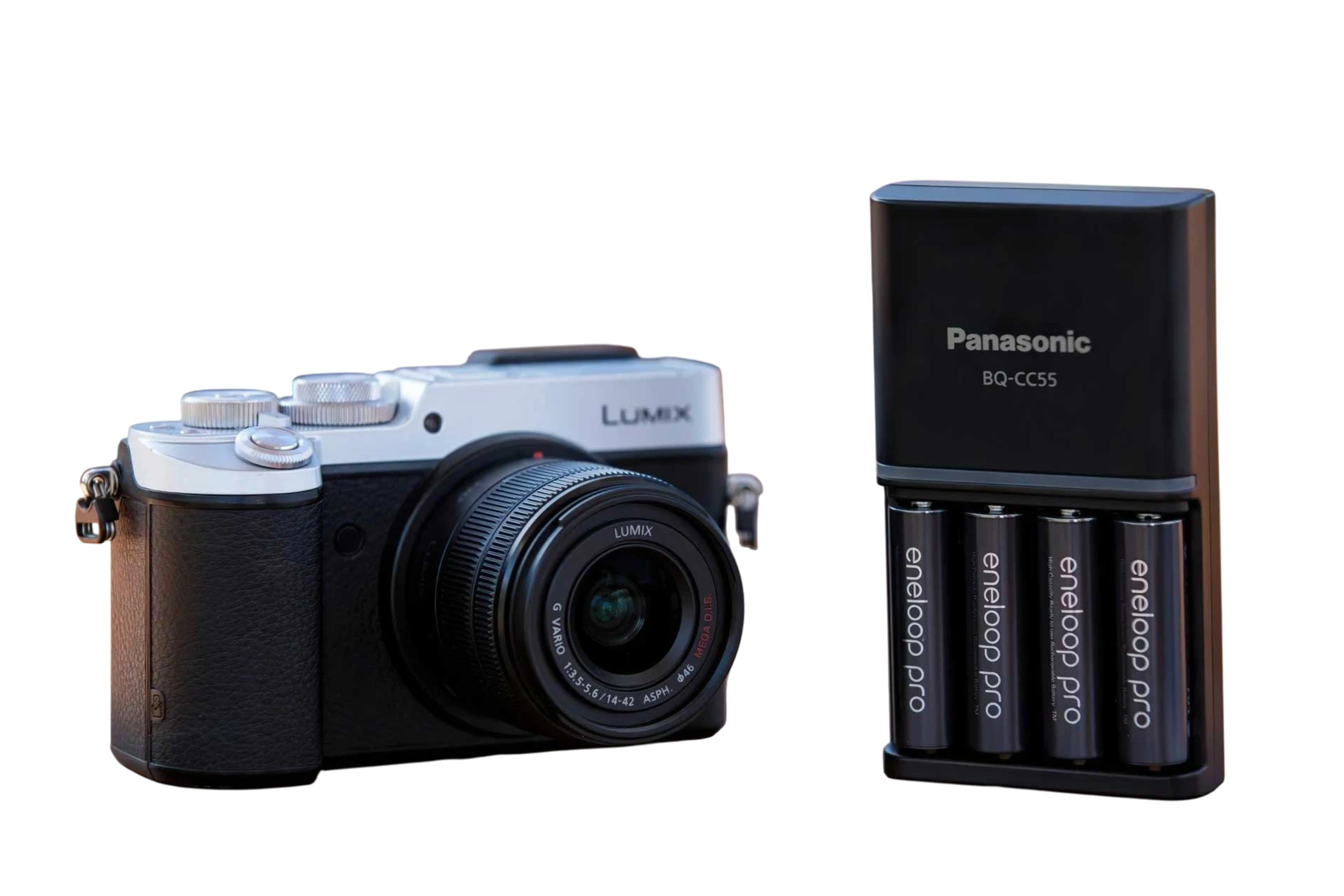 Иллюстративная композиция с камерой Lumix и зарядным устройством Panasonic BQ-CC55 с четырьмя eneloop pro