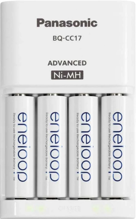 Фронтальный вид Panasonic BQ-CC17 с четырьмя аккумуляторами eneloop AA