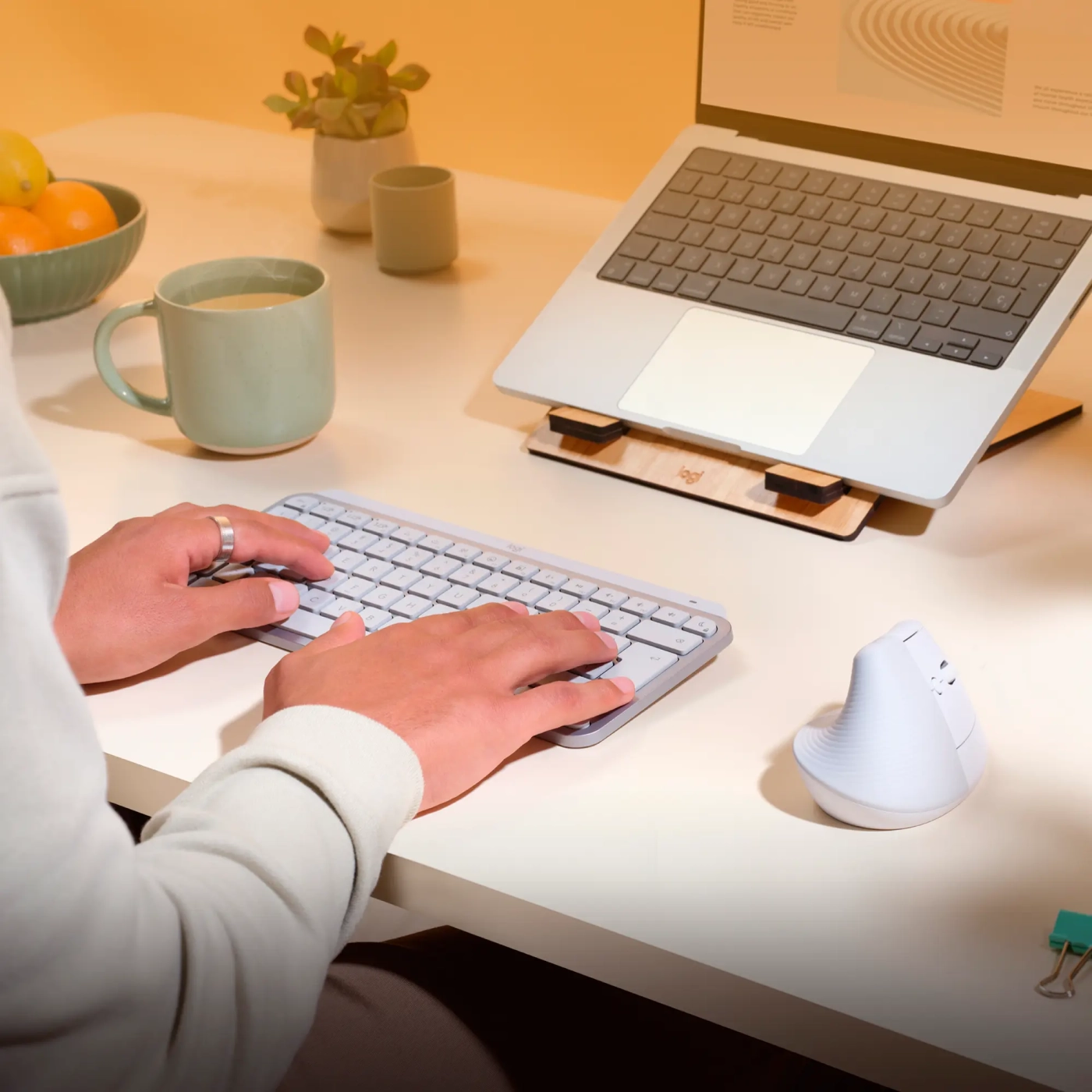 Купити Миша Logitech Lift for Mac Vertical Ergonomic Mouse off-white/pale-gaey 2.4GHZ/BT MAC (910-006477) - фото 10