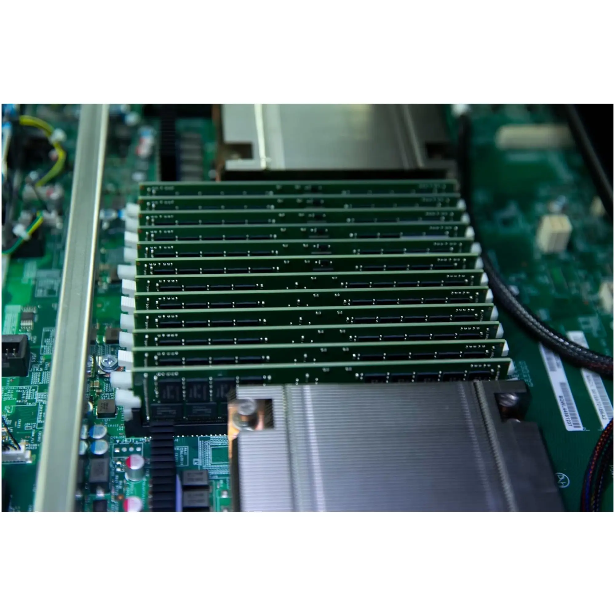 Купить Модуль памяти для сервера Kingston DDR5-6400 32GB RDIMM (KSM64R52BD8-32HA) - фото 4